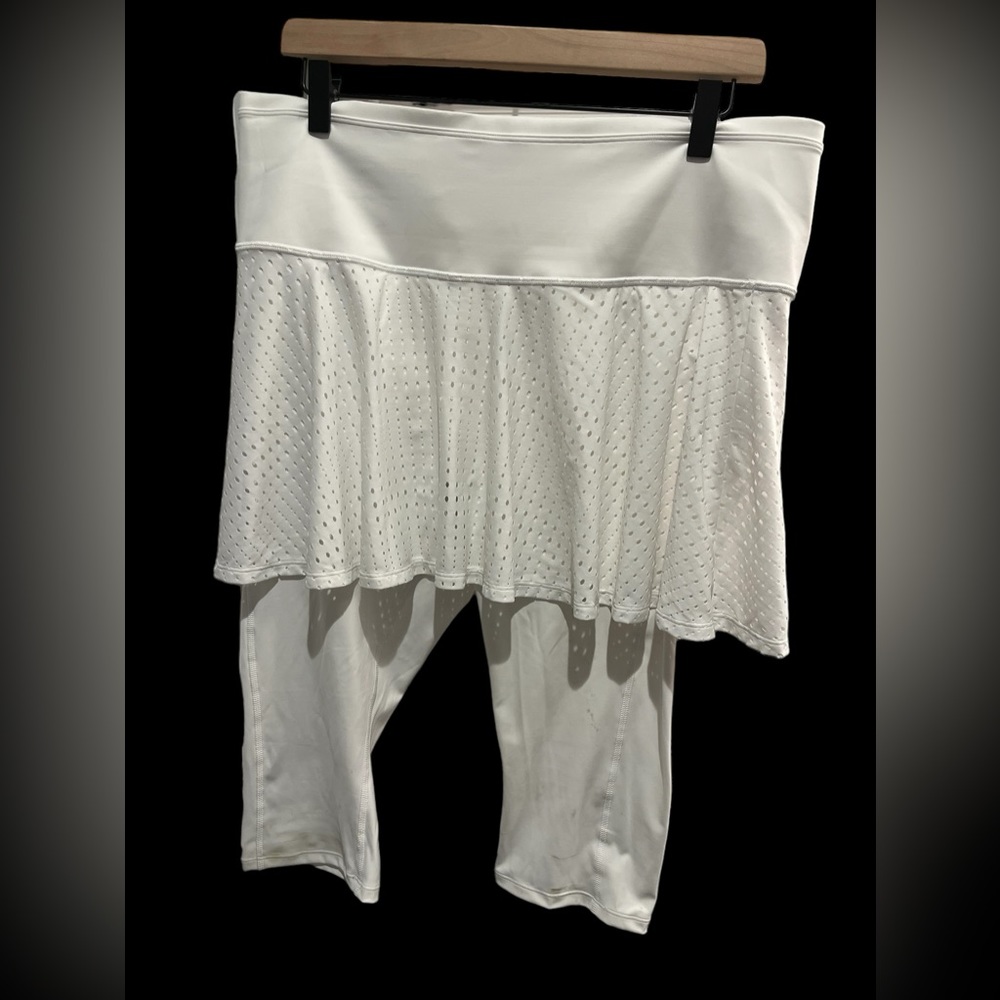 Athleta Women’s white Size Large “A-Game” 2-in-1 cropped pant/skirt set.